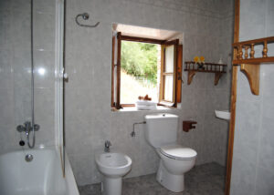 Baño con bañera Habitación 2 camas Apartamento 1 de los Apartamentos Rurales la Escuela