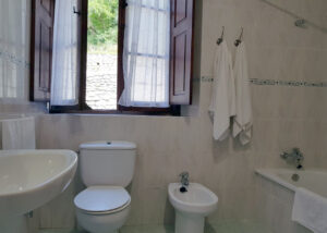 Baño apartamento 2 de los Apartamentos Rurales la Escuela