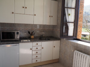 Cocina apartamento 3 de los Apartamentos Rurales la Escuela
