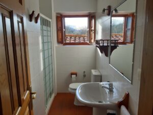 Baño planta baja de la Casa Rural La Roza I