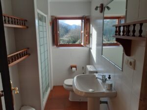Baño planta primera de la Casa Rural La Roza I