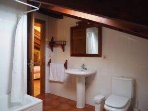 Baño incorporado a la Habitación cuádruple planta bajo cubierta de la Casa Rural La Roza II