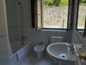 Baño apartamento 3 de los Apartamentos Rurales la Escuela