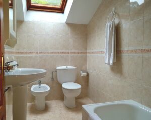 Baño apartamento 5 de los Apartamentos Rurales la Escuela