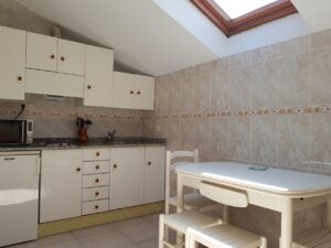 Cocina apartamento 5 de los Apartamentos Rurales la Escuela