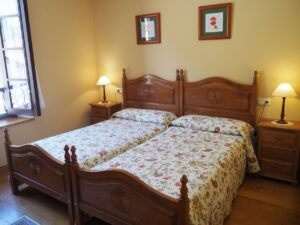 Habitación 2 camas Apartamento 1 de los Apartamentos Rurales la Escuela