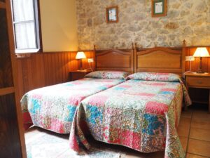 Habitación 2 camas apartamento 2 de los Apartamentos Rurales la Escuela