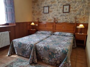 Habitación 2 camas apartamento 3 de los Apartamentos Rurales la Escuela