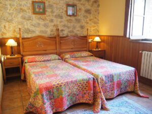 Habitación 2 camas apartamento 3 de los Apartamentos Rurales la Escuela
