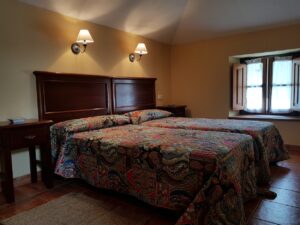 Habitación 2 camas apartamento 4 de los Apartamentos Rurales la Escuela