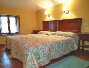 Habitación 2 camas apartamento 5 de los Apartamentos Rurales la Escuela
