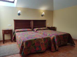 Habitación 2 camas apartamento 4 de los Apartamentos Rurales la Escuela