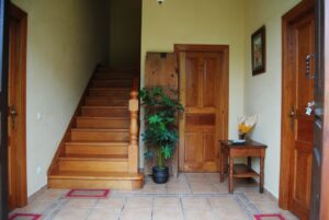 Entrada a los apartamentos 1, 2 y 3 de los Apartamentos Rurales La Escuela