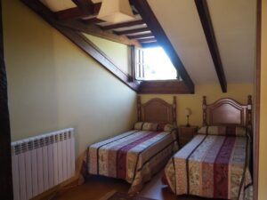 2 camas individuales Habitación cuádruple planta bajo cubierta de la Casa Rural La Roza I