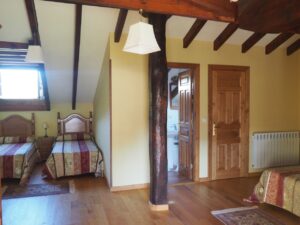 Vista Habitación cuádruple planta bajo cubierta de la Casa Rural La Roza I