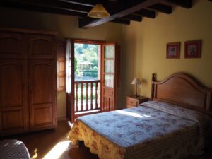 Habitación cama matrimonial planta primera Casas Rurales la Roza