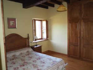 Habitación matrimonial planta primera de la Casa Rural La Roza II