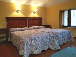 Habitación 2 camas apartamento 5 de los Apartamentos Rurales la Escuela