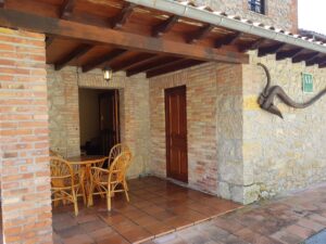 Porche apartamento 4 de los Apartamentos Rurales la Escuela