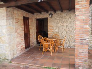 Porche apartamento 5 de los Apartamentos Rurales la Escuela